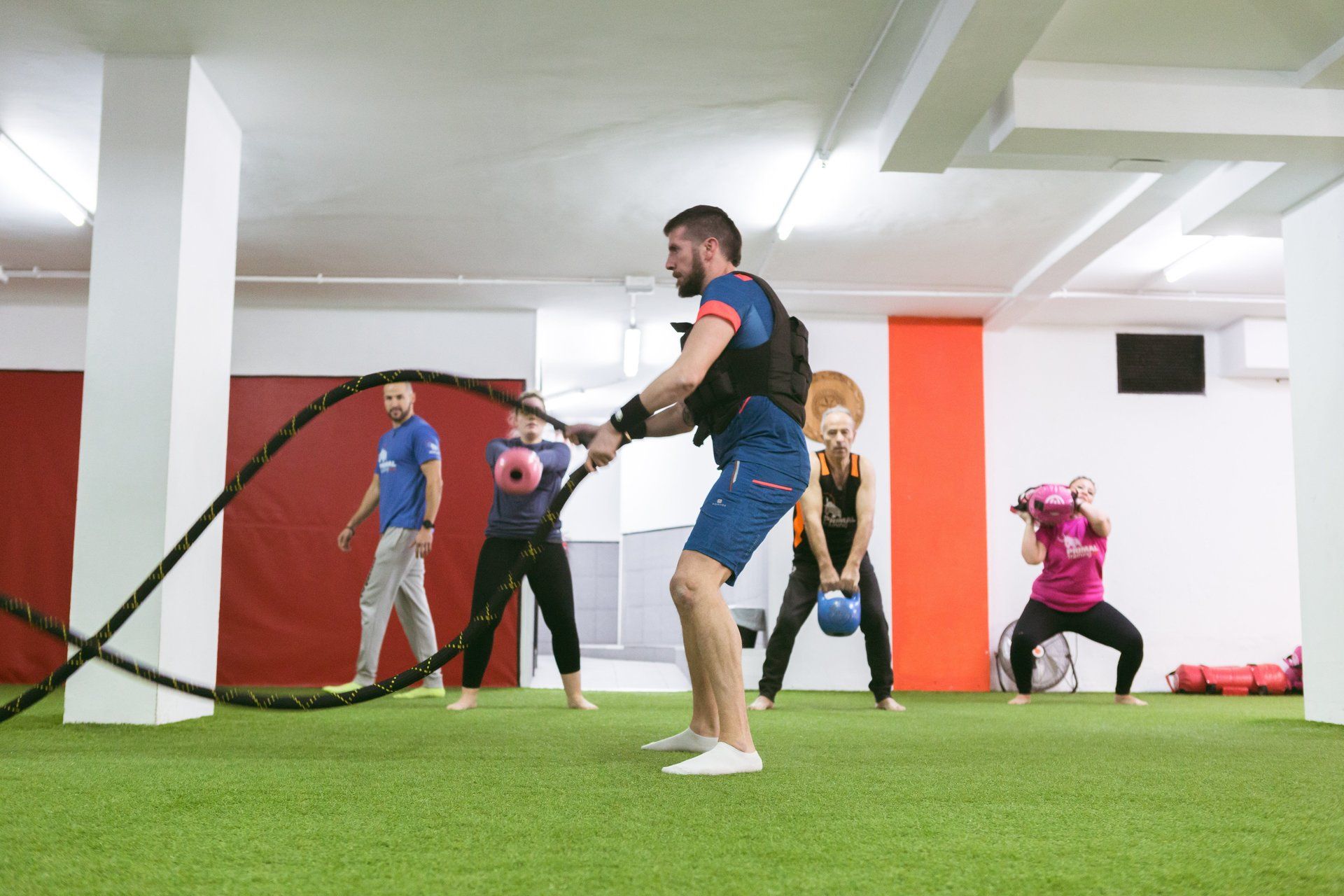 Entrenamiento descalzo en la sala de Primal Instinct BCN