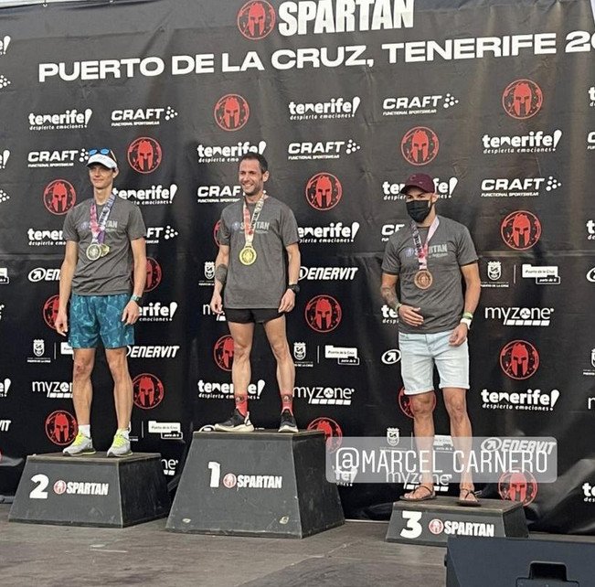 Marcel en el podio de la Spartan Race Tenerife