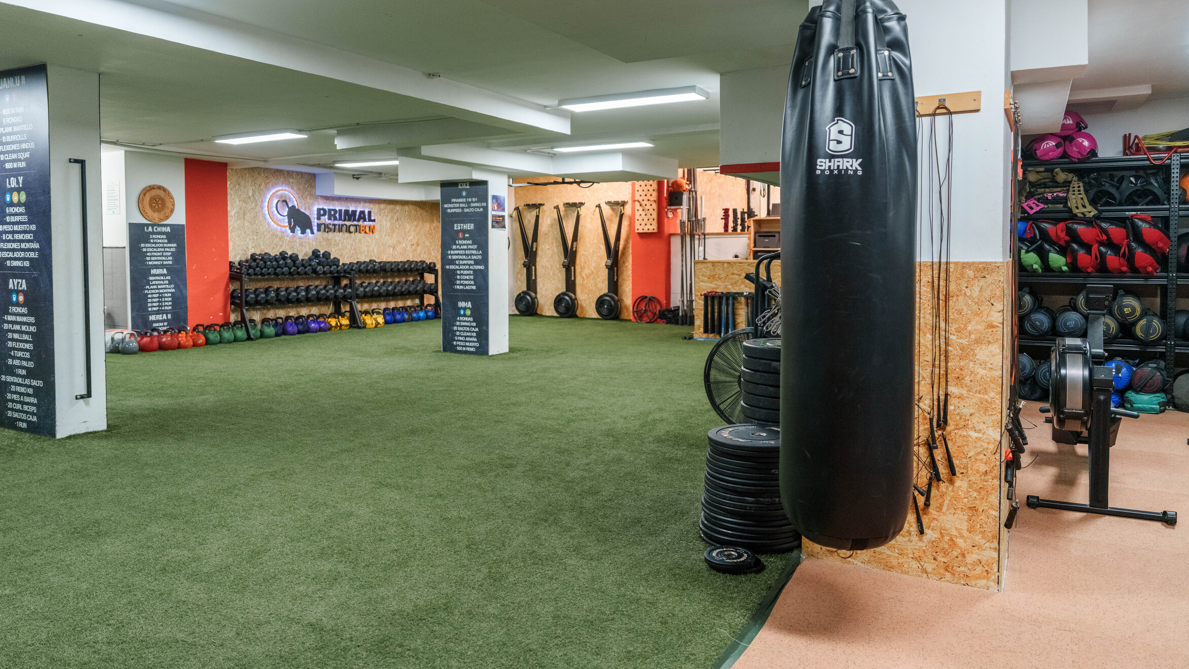 Vista general de la sala Primal con saco de boxeo