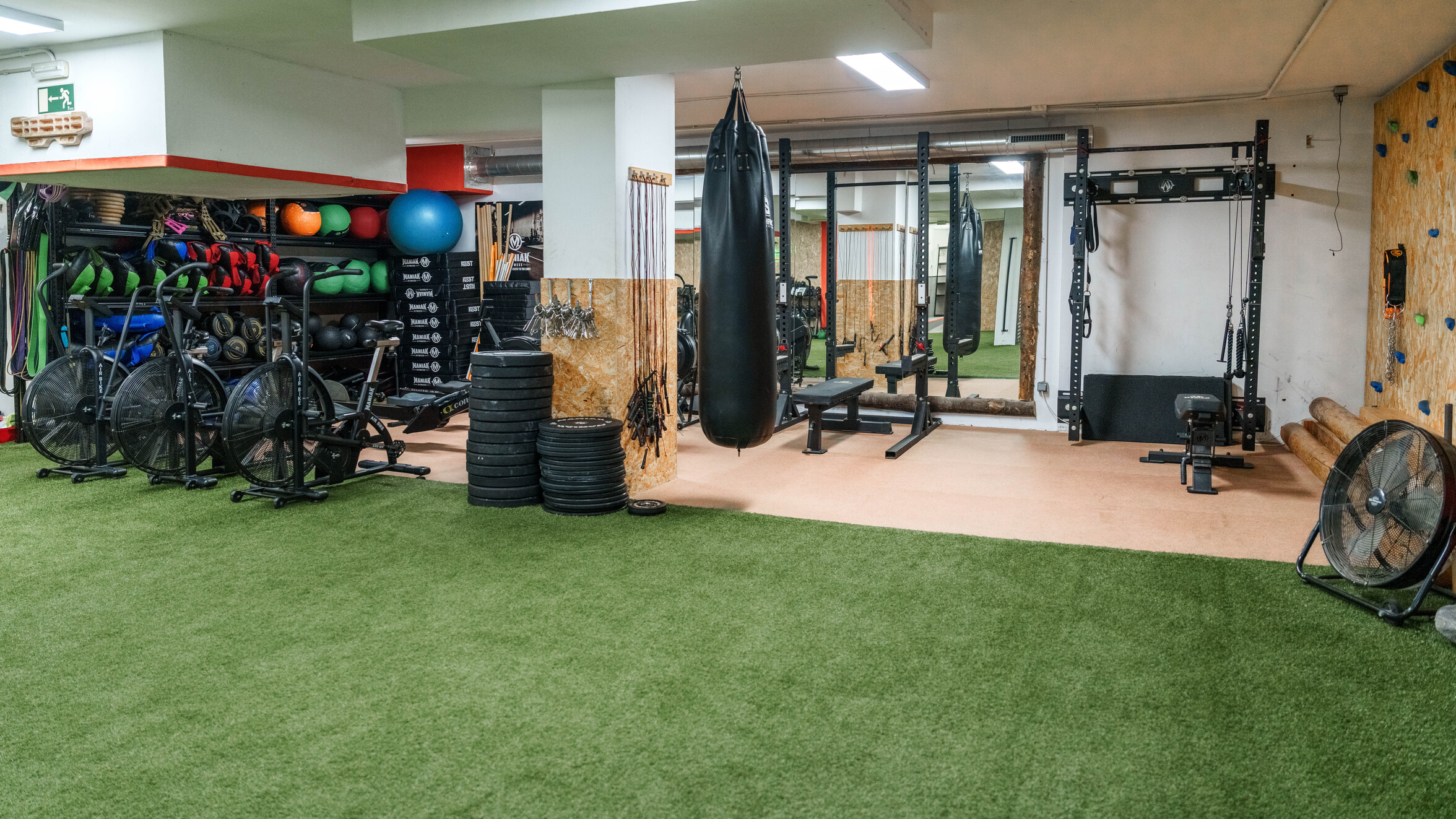 Zona de cardio con bicicletas de aire y saco de boxeo