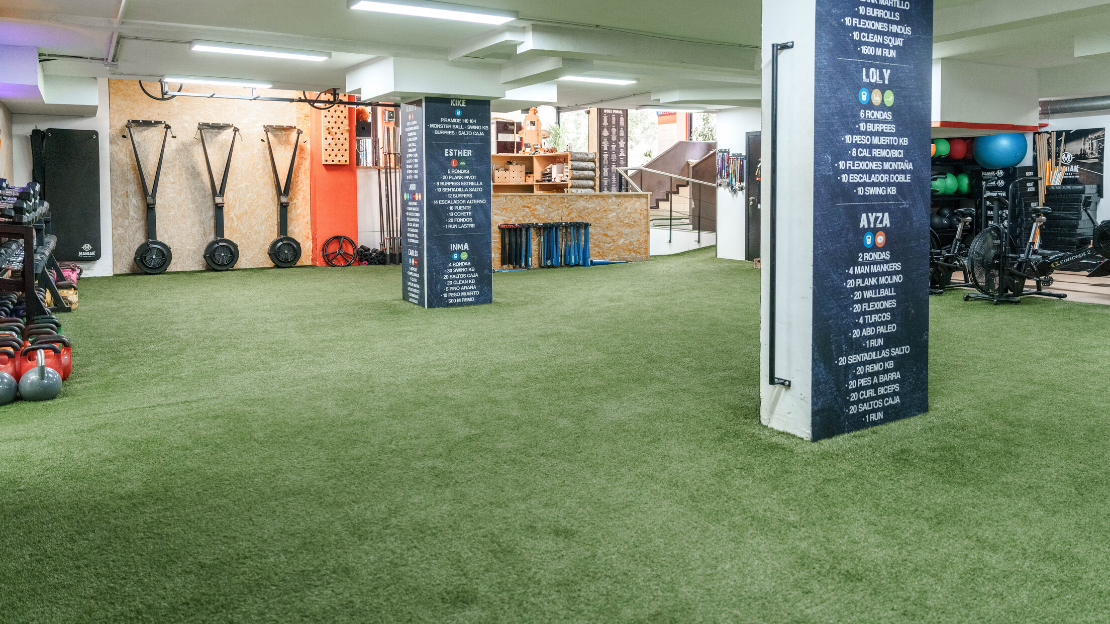 Pista central con tablas de programación